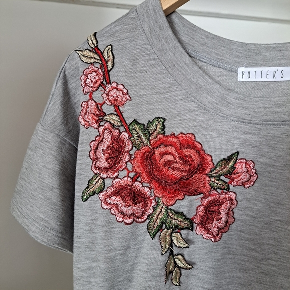 Potters pot | Grey t shirt dress with beautiful embroidered rose flowers - Picture 4 of 11